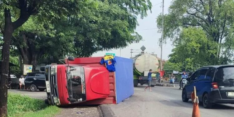 Tabrak Belakang, Truk Sopir Muatan Kayu Tewas dalam Kecelakaan Maut di Pantura Arjawinangun