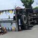 Pecah Ban, Mobil Boks Pengangkut Miras Terguling di Jalur Pantura Indramayu