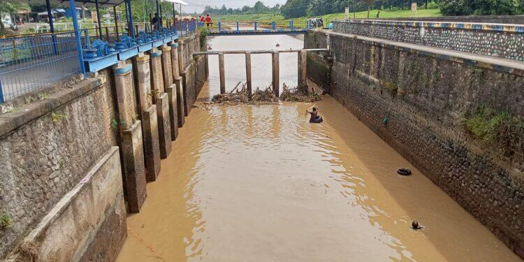 Untuk Pemeliharaan dan Pembersihan Lumpur, Sebulan Kedepan Sungai Sindupraja dan Cipelang Dikeringkan