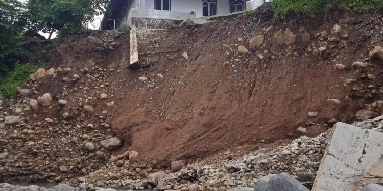 Pondasi Hilang Digerus Banjir, Masjid Berusia 145 Tahun di Desa Kubang Terancam Ambruk