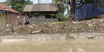 Sampah Kiriman Mengendap di Jembatan Melakasari, Pemkab Minta Atasi Masalah Ini