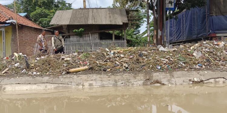 Sampah Kiriman Mengendap di Jembatan Melakasari, Pemkab Minta Atasi Masalah Ini