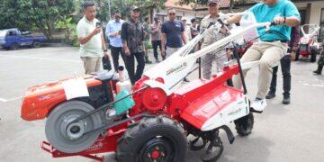 Diskatan Kuningan Serahkan Bantuan 5 Hand Tractor untuk Perkuat Surplus Pangan