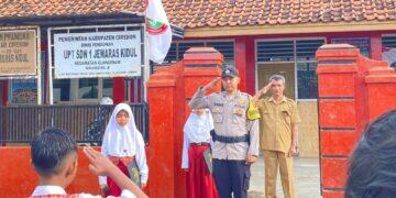 Jadi Pembina Upacara, Bhabinkamtibmas Desa Jemaras Kidul Serukan Pesan Ini ke Siswa