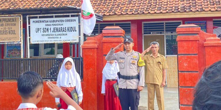 Jadi Pembina Upacara, Bhabinkamtibmas Desa Jemaras Kidul Serukan Pesan Ini ke Siswa