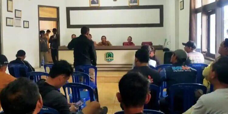 Perwakilan Warga Maja Utara Datangi Kantor Desa, Mereka Pertanyakan Penebangan Pohon Besar yang Sudah Menjadi Ikon