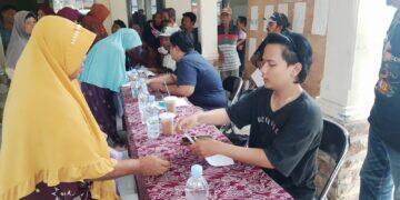Ratusan Warga Pasalakan Terima BLT Kesra
