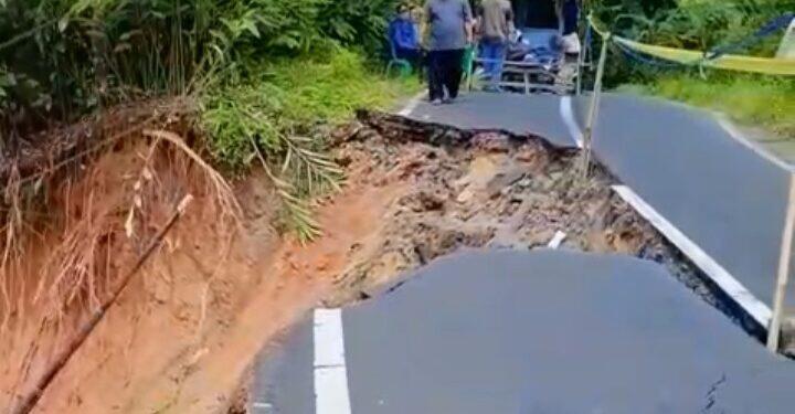 Bupati Dian Tinjau Longsor di Cimenga, Minta Penanganan Cepat dan Pastikan Jalan Tetap Bisa Dilalui