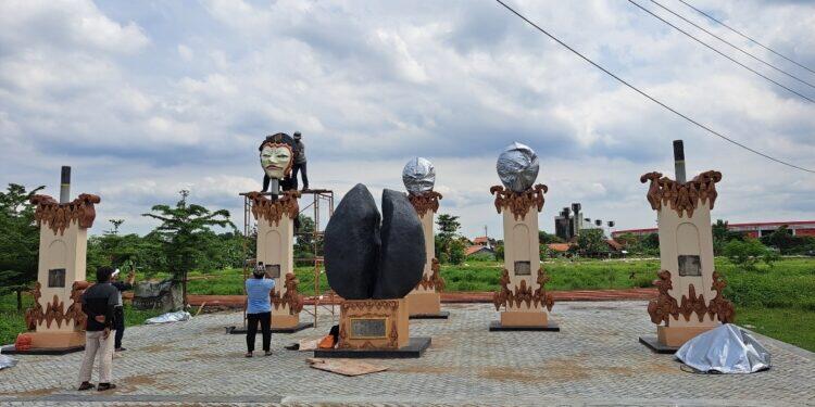 Lima Karakter Topeng Ikon Baru Kabupaten Cirebon Terpasang di Watubelah