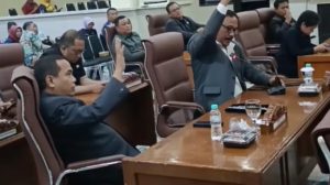 Dipersilahkan Walk Out oleh Ketua DPRD