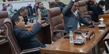 Dipersilahkan Walk Out oleh Ketua DPRD