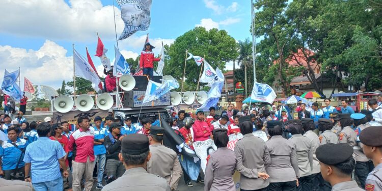 Ratusan Buruh Gelar Unjuk Rasa di Depan Kantor Bupati Cirebon Pemkab Cirebon