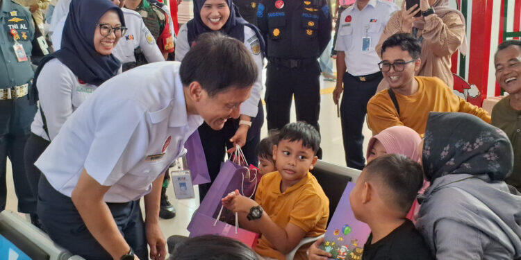 Dirut PT KAI Bobby Rasyidin Tinjau Stasiun Cirebon dan Prujakan