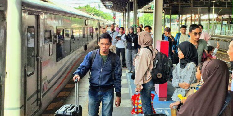 KAI Daop 3 Cirebon Catat Lonjakan Penumpang Liburan Nataru