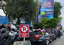 Parkir Liar di Jalan Cipto Sebabkan Kemacetan