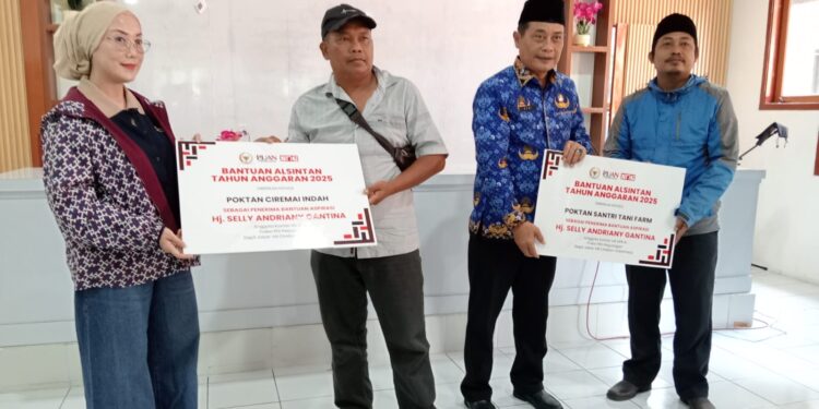 Selly Salurkan Bantuan Alsintan untuk Petani Cirebon