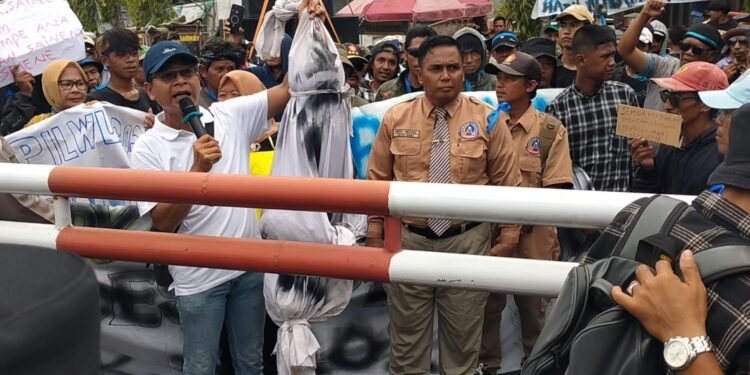 Proses Seleksi Calwu Dinilai Tidak Transparan, Ratusan Massa Geruduk Pendopo Indramayu