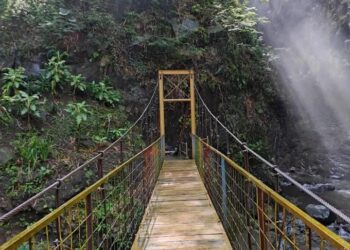 Curug Ibun Pelangi, Surga Tersembunyi yang Memantulkan Tujuh Warna di Majalengka