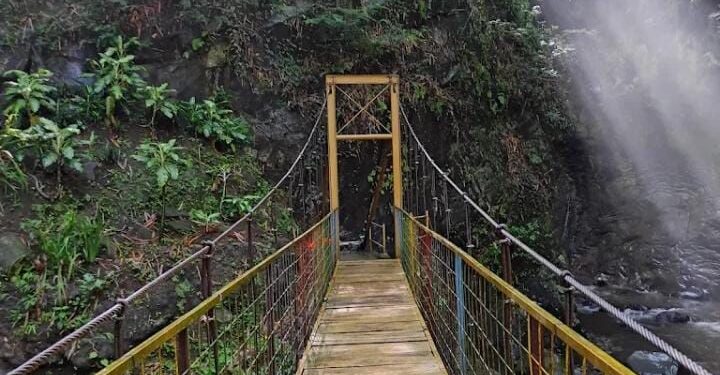 Curug Ibun Pelangi, Surga Tersembunyi yang Memantulkan Tujuh Warna di Majalengka