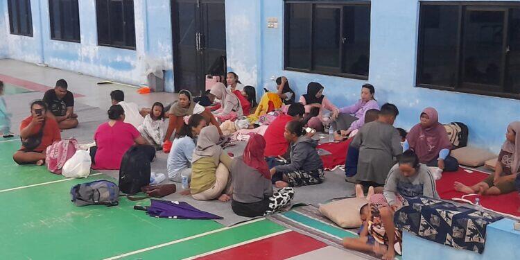 Ketinggian Air Lebih dari 1 Meter, Warga Perumahan di Desa Dawuan Pilih Mengungsi di GOR