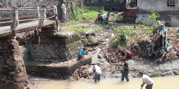 Jembatan Penghubung di Kemlaka Gede Memprihatinkan, Warga Minta Bantuan Pemerintah