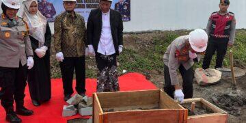Kapolda Jabar Lakukan Peletakan Batu Pertama Pembangunan Dapur SPPG di Buntet Pesantren