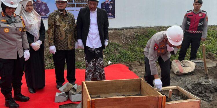 Kapolda Jabar Lakukan Peletakan Batu Pertama Pembangunan Dapur SPPG di Buntet Pesantren