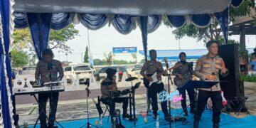 Bageur Band Polresta Cirebon Hibur Pemudik di Rest Area