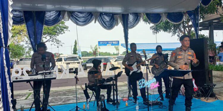 Bageur Band Polresta Cirebon Hibur Pemudik di Rest Area