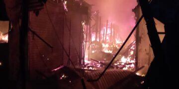 Puluhan Kios Pasar Lemahabang Terbakar
