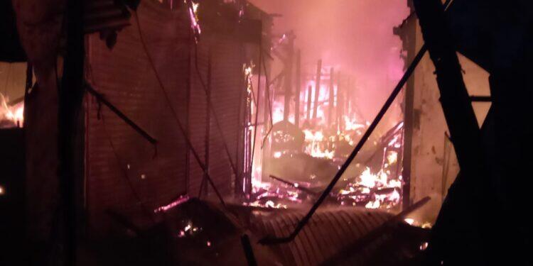 Puluhan Kios Pasar Lemahabang Terbakar