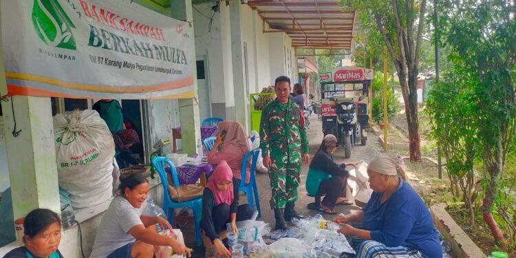 Babinsa Pegambiran Monitoring Kegiatan Bank Sampah Berkah Mulya RW 07