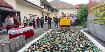 Ribuan Miras Barang Bukti Dimusnahkan di Mapolres Cirebon Kota 