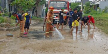 Damkar Kota Cirebon Berjibaku Bersihkan Lumpur Pasca Banjir 