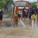 Damkar Kota Cirebon Berjibaku Bersihkan Lumpur Pasca Banjir 