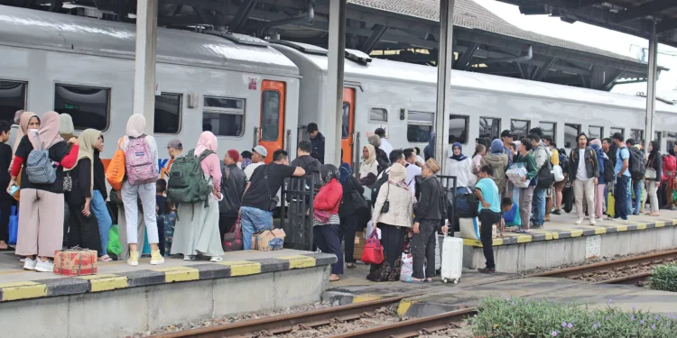 Daop 3 Cirebon Melayani 274.400 Pelanggan Pada Libur Nataru