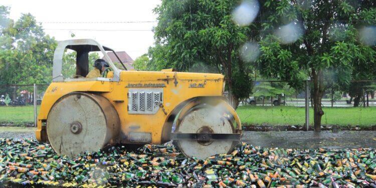 Polres Indramayu Musnahkan Puluhan Ribu Botol Miras Hasil Operasi Pekat