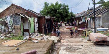 Puluhan Rumah di Perumahan Taman Anggrek Plumbon Rusak Berat, Warga: Bupati Belum Nengok
