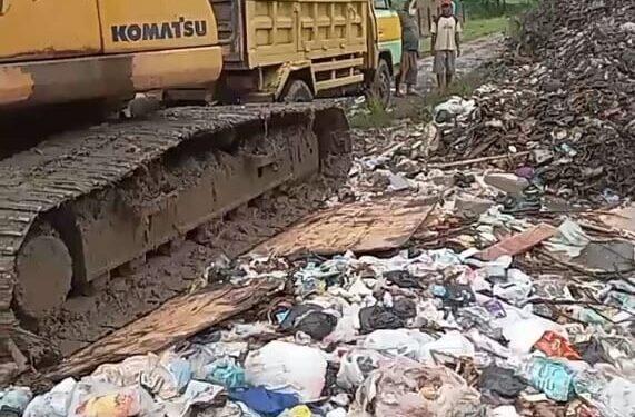Tumpukan Sampah yang Viral di Dekat Tol Cipali Desa Tegalaren Berhasil Dibersihkan