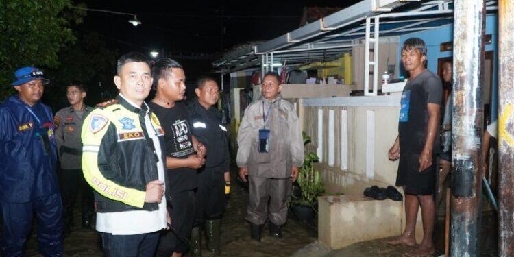 Kapolres Cirebon Kota Cek Penanganan Banjir di Kecamatan Mundu
