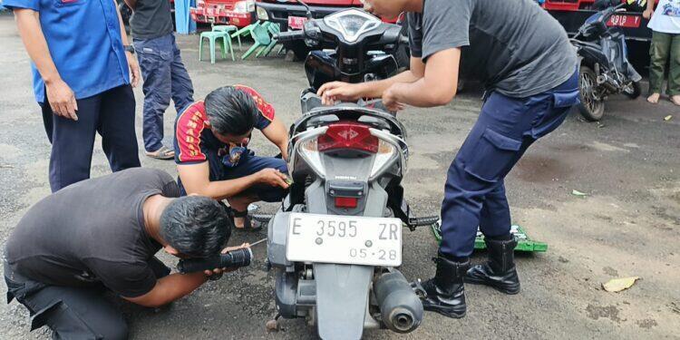 Kaget Ada Ular di Motor, Warga Kuningan Minta Bantuan Damkar