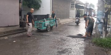 Kondisi Membahayakan, Pemdes Trusmi Wetan Perbaiki Jalan Berlubang Sementara