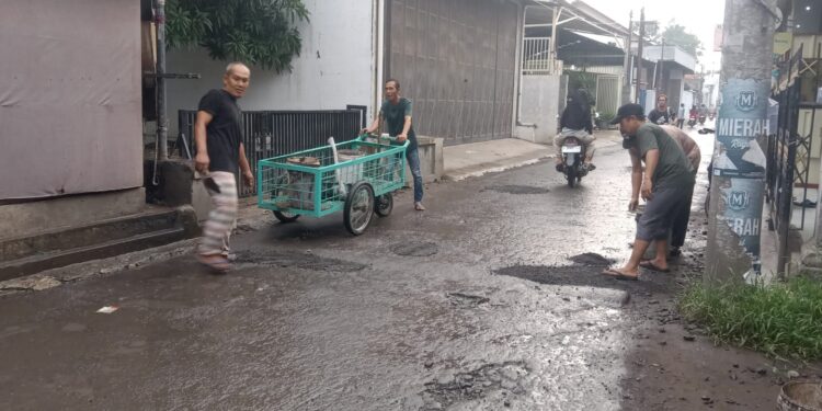 Kondisi Membahayakan, Pemdes Trusmi Wetan Perbaiki Jalan Berlubang Sementara