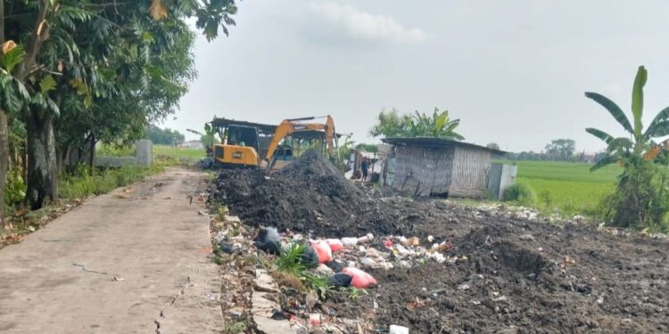 Pemdes Danawinangun Laksanakan Pembersihan TPS Liar