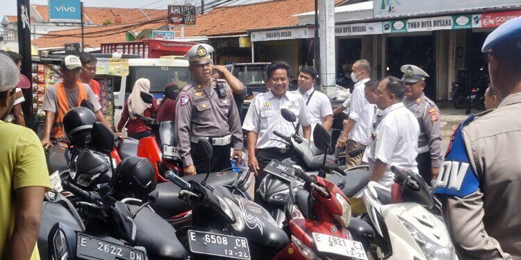 Dishub Kabupaten Cirebon dan Satlantas Polresta Cirebon Sidak Swalayan Karomah