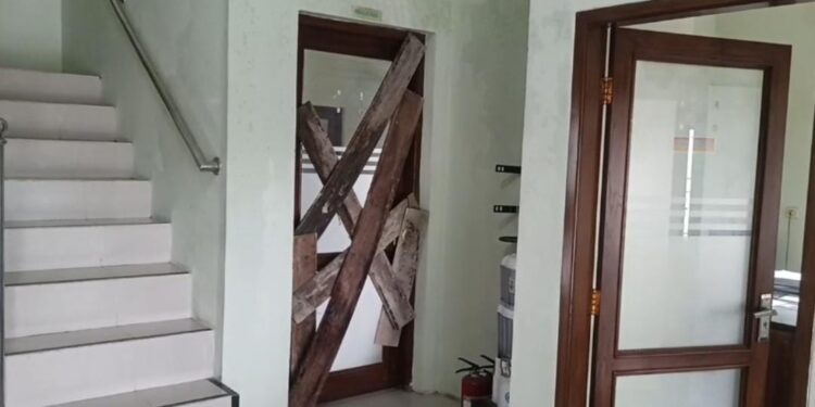 Jumat Pagi, Warga Segel Ruang Kerja Kades Padamenak