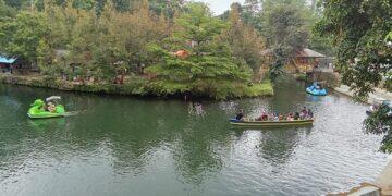 Ribuan Ikan Koi Ditebar di Danau Alami Situ Cipanten – Gunung Kuning