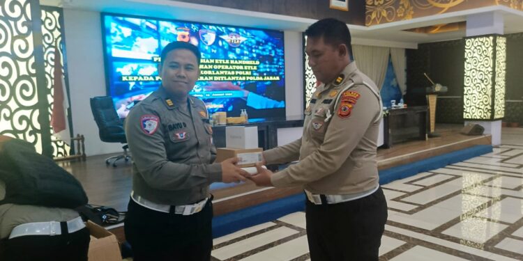 Cegah Praktik Transaksional, Satlantas Polres Kuningan Terapkan E-TLE Handheld Presisi