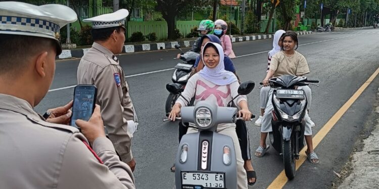 Satlantas Polresta Cirebon Uji Coba ETLE Moblie Handheld