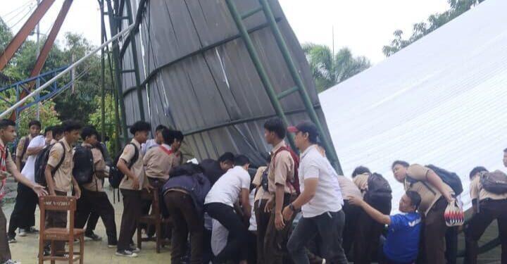 Angin Kencang, Atap Halaman SMAN 1 Susukan Ambruk dan Timpa Siswa